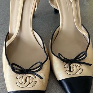 Chanel Women's Black and Cream Shoes